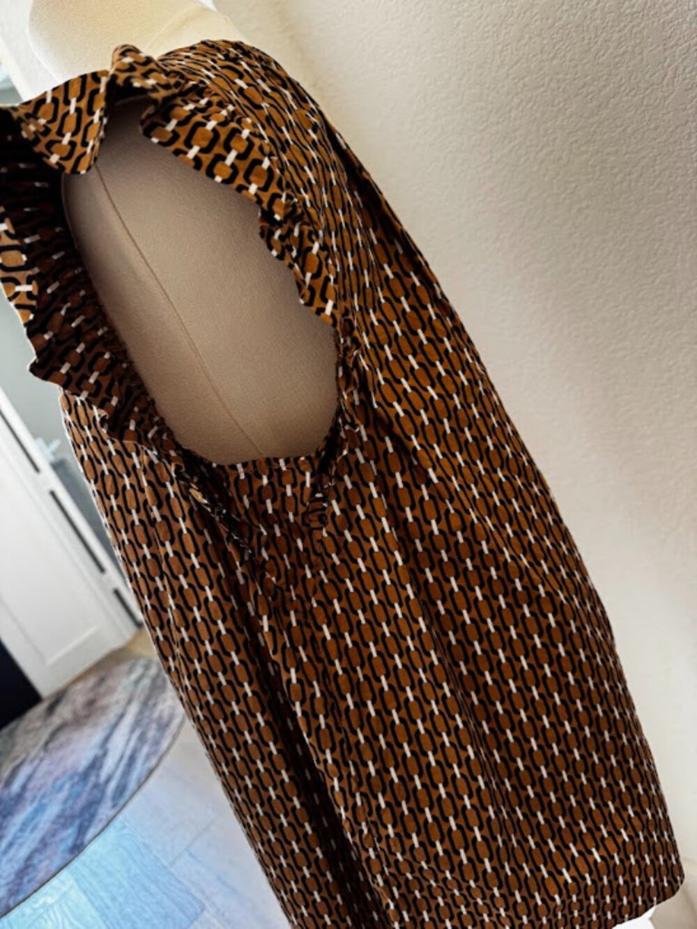 LOFT Geometric Print Flutter Sleeve Blouse (Style: 766074), Size Large - Picture 4 of 6